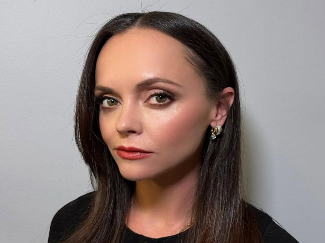 Christina Ricci comemora estrela na Calçada da Fama de Hollywood