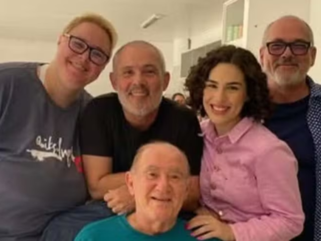 Esposa posta foto de Renato Aragão com os filhos e nega acusações polêmicas