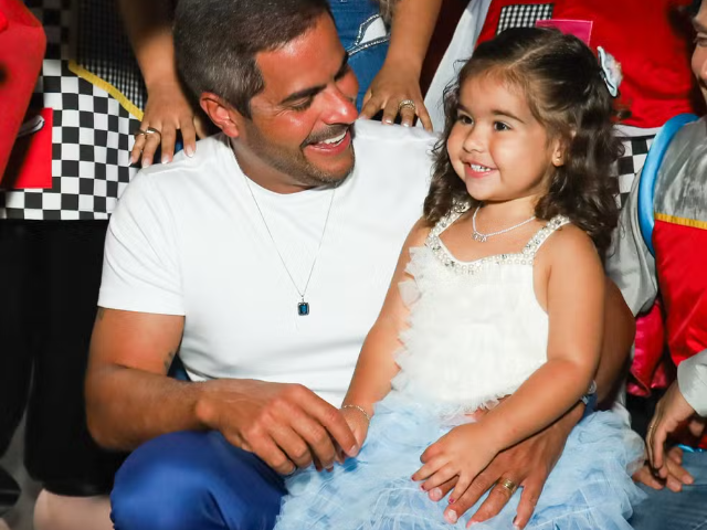 Filha de Simone Mendes aparece em fotos inéditas e rouba a cena na web