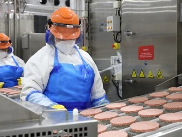 Indústria alimentícia gerou mais emprego em 2024, de acordo com o IBGE