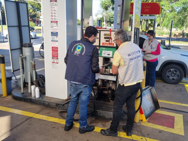 Ipem-SP e ANP fazem operação em posto de combustível em Ribeirão Preto