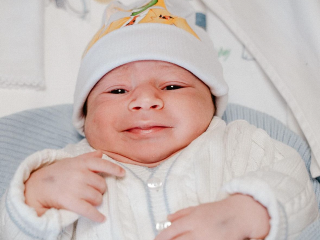 Parece com quem? MC Daniel mostra rostinho do filho em foto inédita