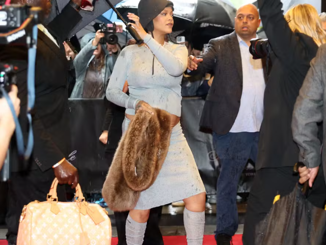 Rihanna exibe barriga no MET Gala 2025 e revista confirma gravidez