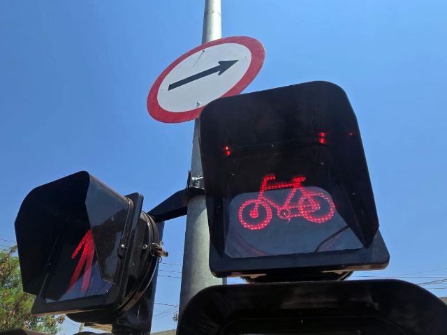 Semáforos com sinal exclusivo para ciclistas são instalados na zona Norte