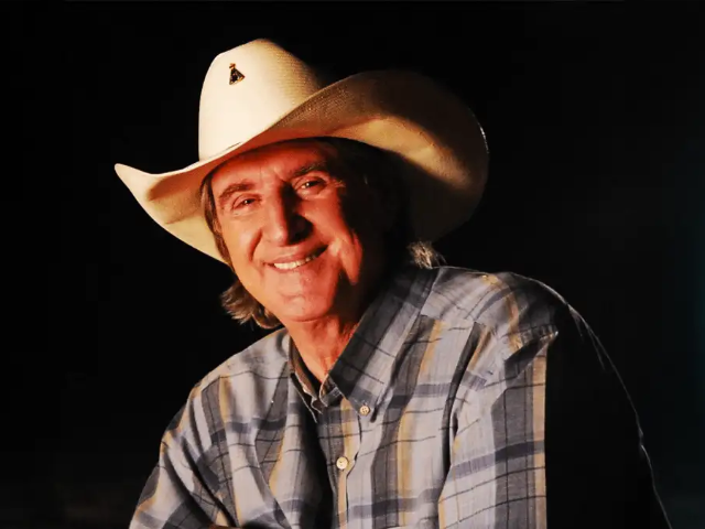 Sérgio Reis faz milhões com cachaça e exibe fortuna surpreendente